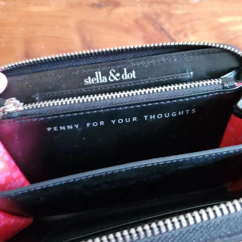 NWOT Stella & Dot Madison Smartphone Wallet Black/White Crème Breton Stripes
